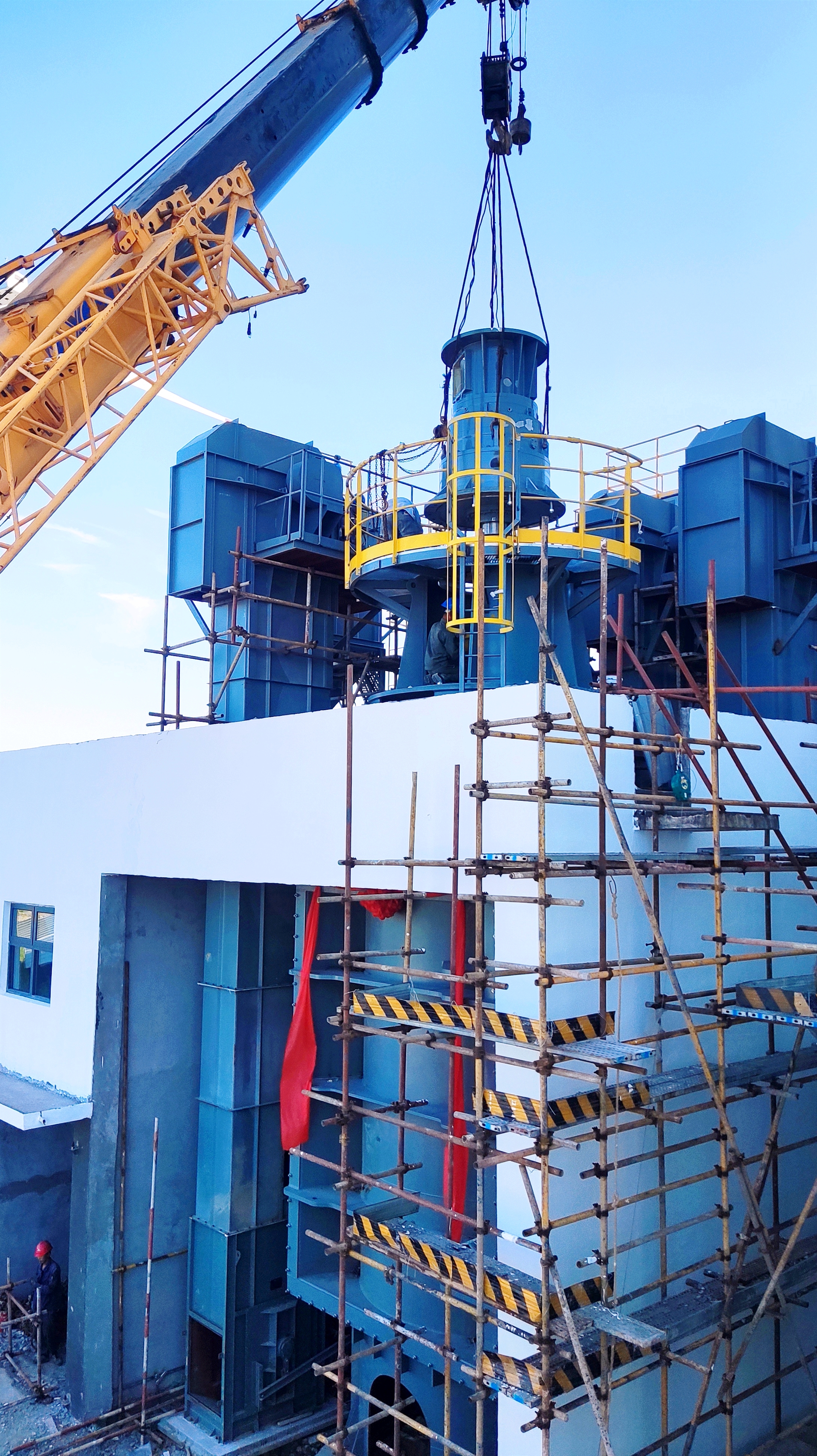 浙能集团粉煤灰项目立式研磨装备主机顺利就位