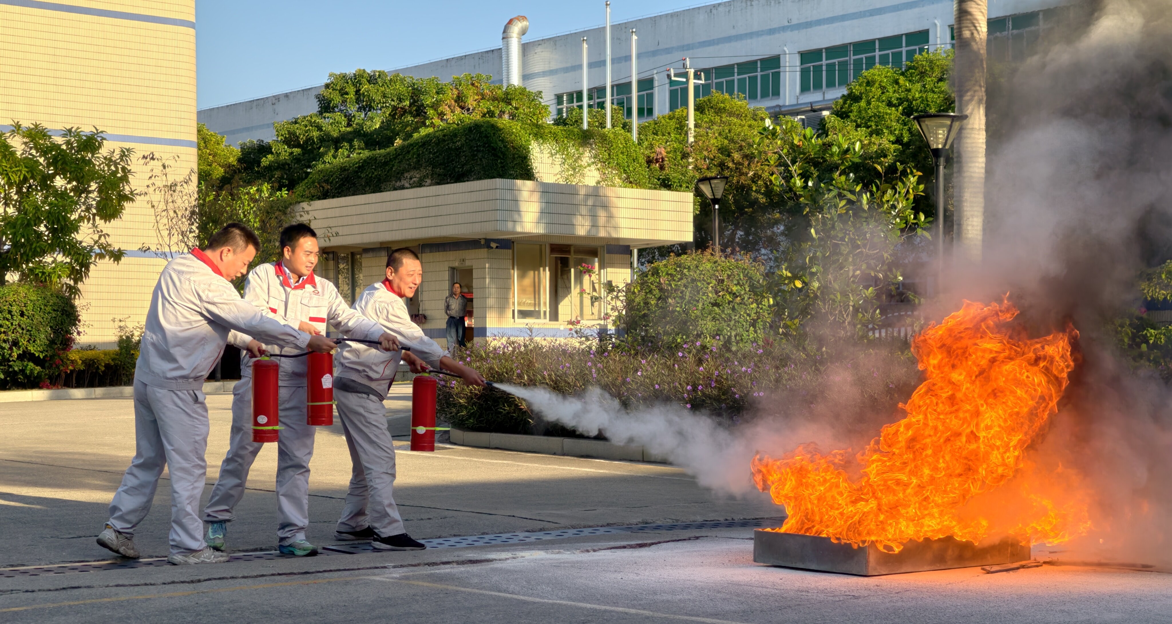 全民消防，生命至上 ——厦门标准砂扎实开展2025年消防宣传月主题培训